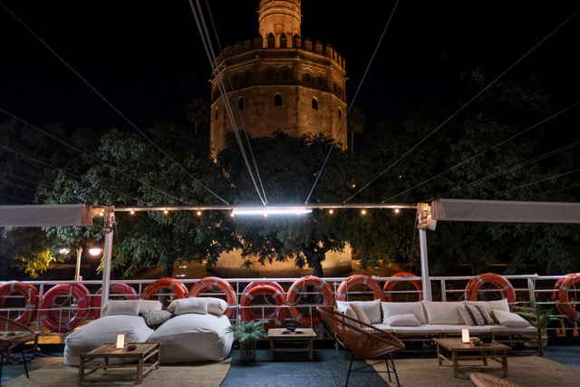 vista de la torre del oro desde un barco en la Winter Tourism Party