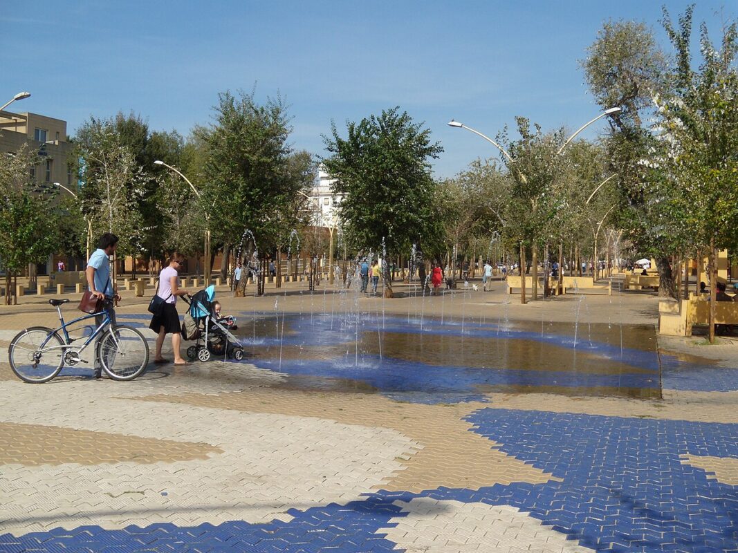 foto de la alameda de hercules en sevilla en la actualidad
