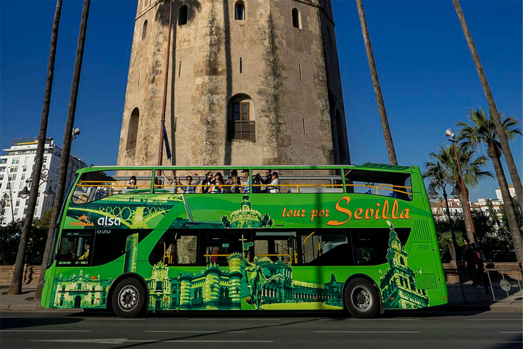 autobus turístico verde de sevilla en agosto