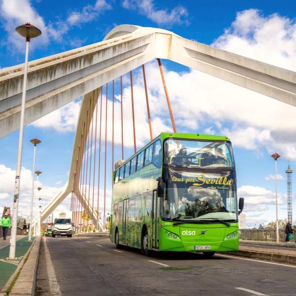 bus turístico verde de sevilla en verano