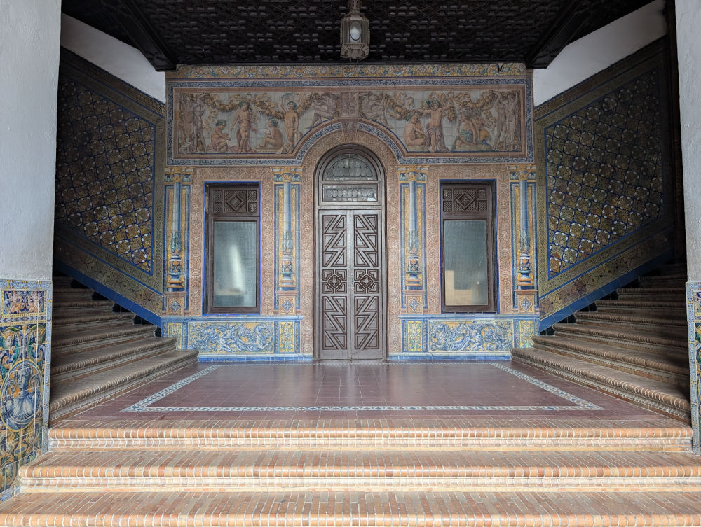 azulejos en las escaleras interiores de la plaza de españa