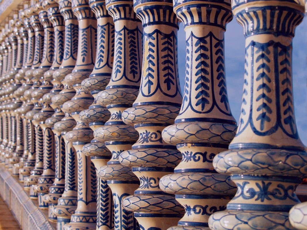 foto de las barandillas de la plaza de españa en sevilla