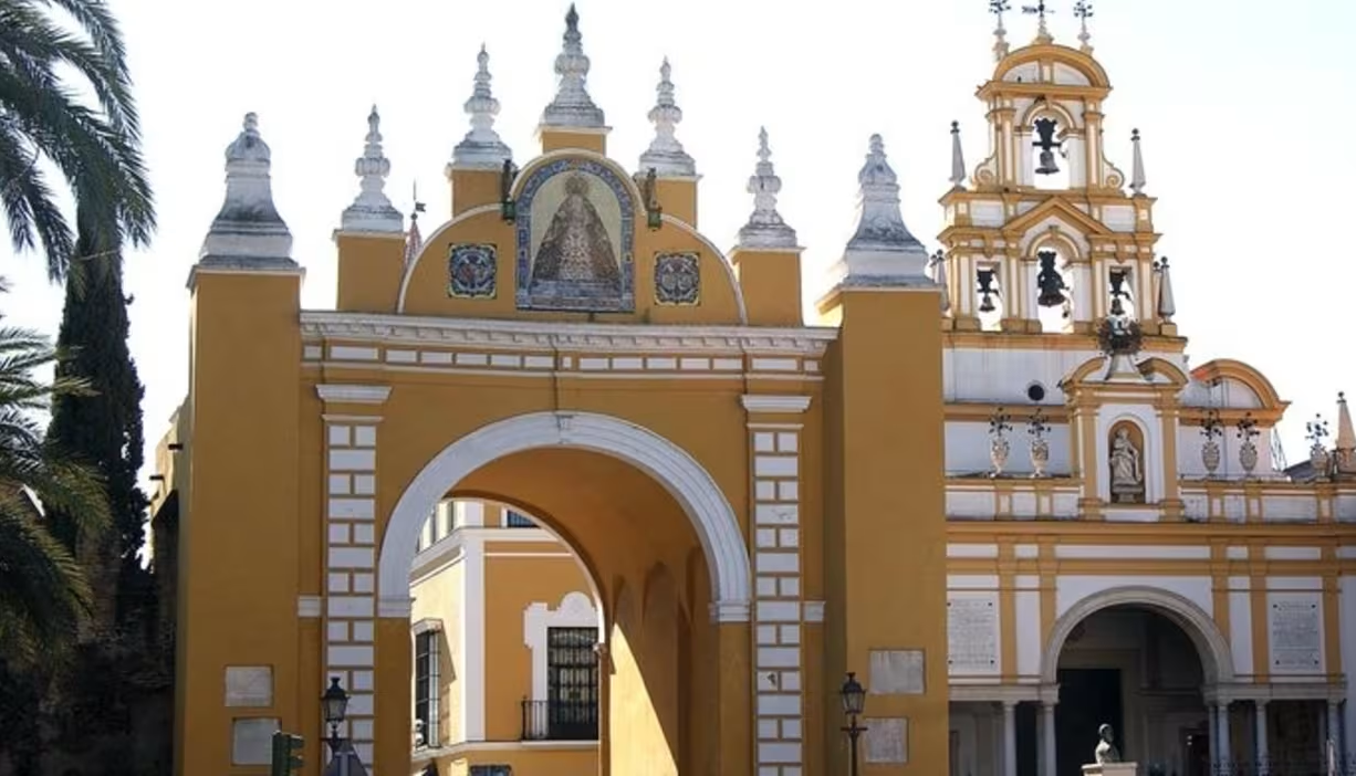 foto de la basílica y el arco de la macarena