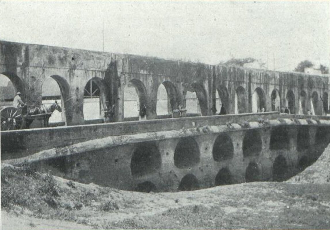 foto antigua de los caños de carmona en sevilla