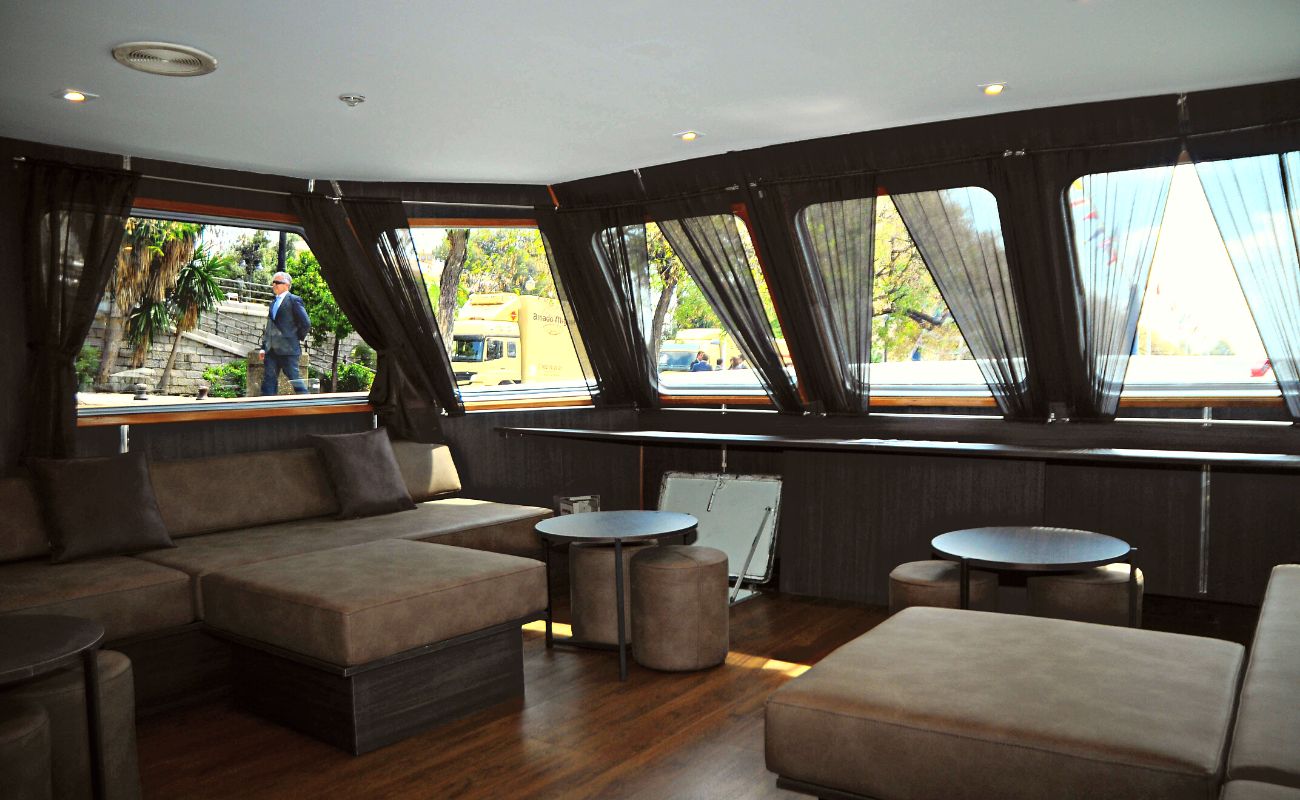 Interior de barco de lujo alquilado para celebrar cumpleaños en Sevilla