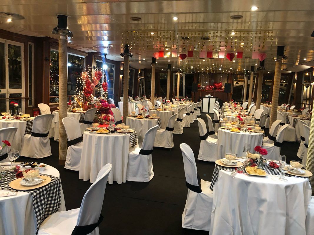 cena de san valentín en barco