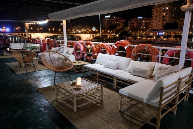 cubierta de barco decorada por san valentin en sevilla