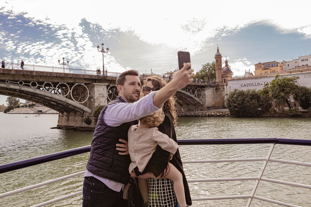 sevilla en otoño con niños en el Guadalquivir