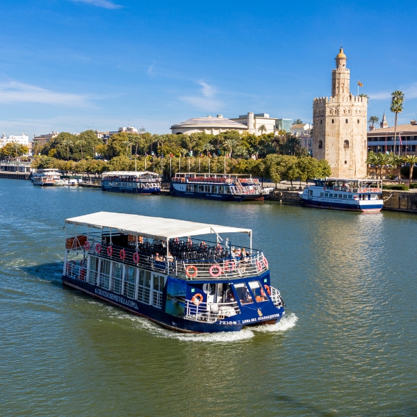 paseo en barco por sevilla en verano
