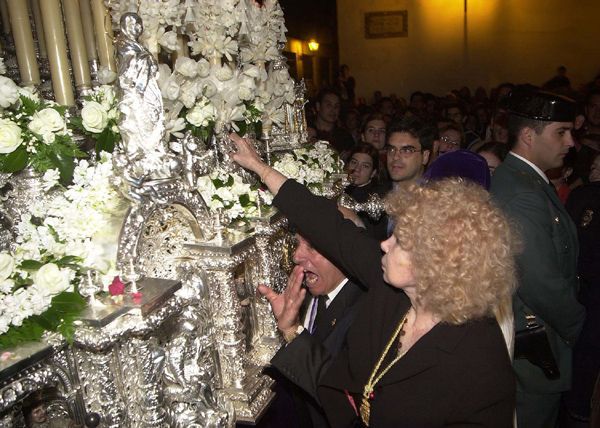 la duquesa de alba con la hermandad de los gitanos