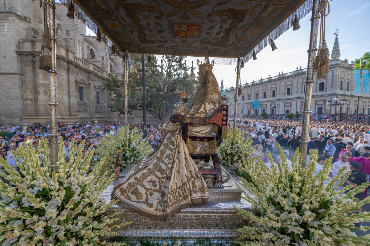 procesión de la virgen de los reyes en Sevilla por la Fiesta de la Asunción