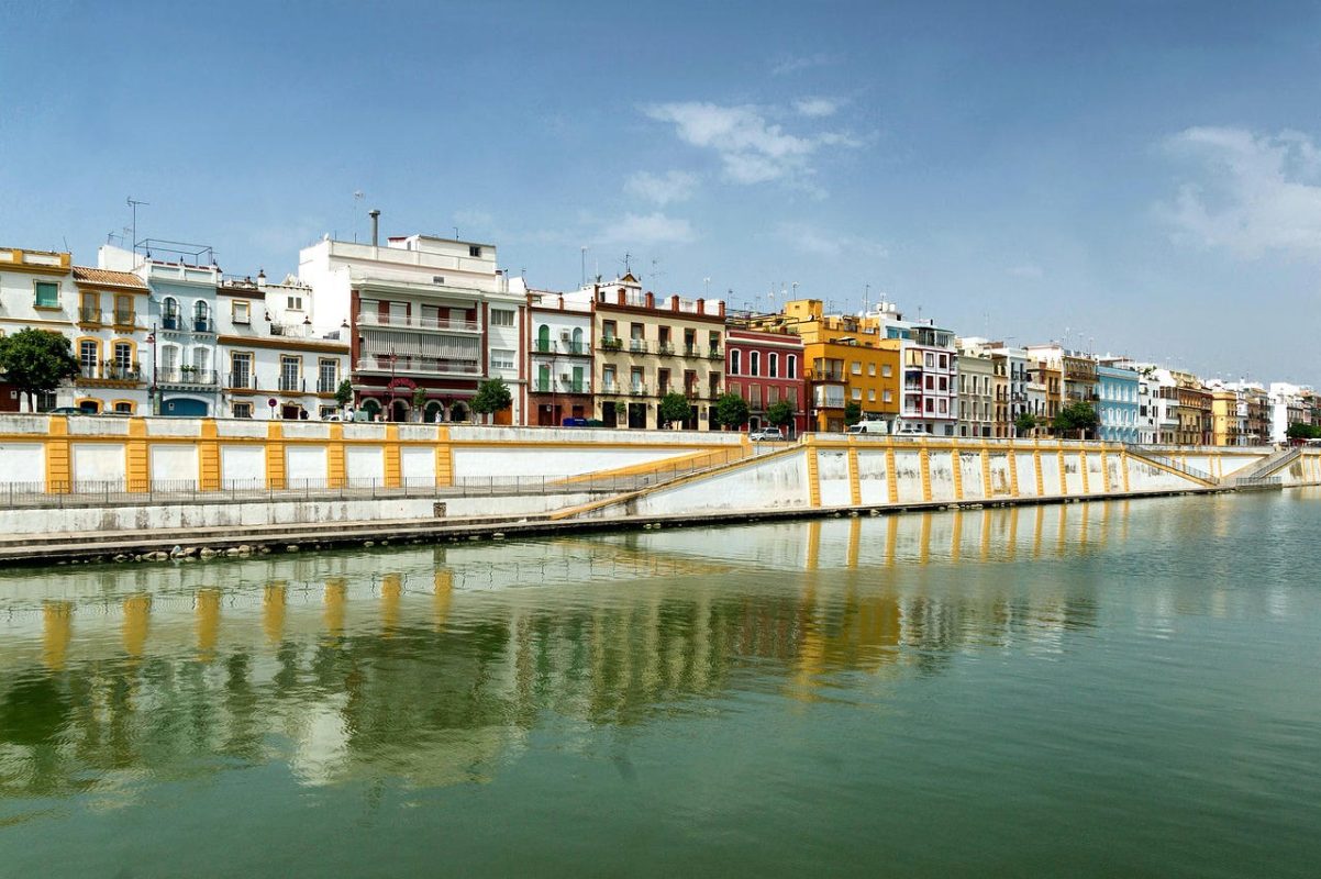foto de la calle betis desde el rio