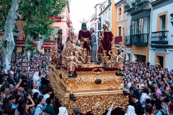paso durante la semana santa de sevilla