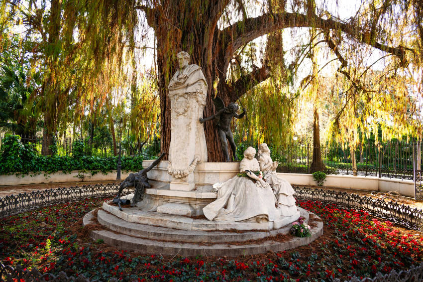 monumento a bécquer en parque maria luisa