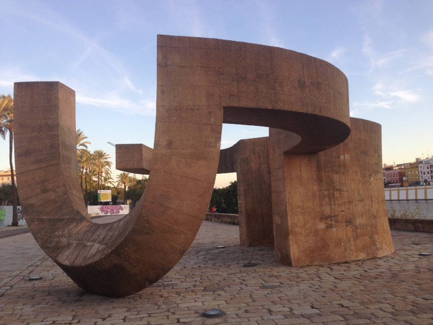 monumento a la tolerancia en el guadalquivir