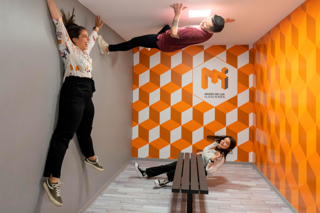 museo de las ilusiones de sevilla con adolescentes