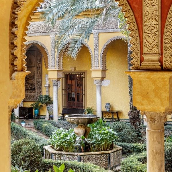 jardines de la casa-palacio de dueñas en sevilla