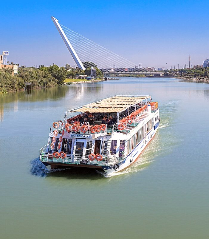 Paseo en barco por Sevilla con el puente del Alamillo de fondo