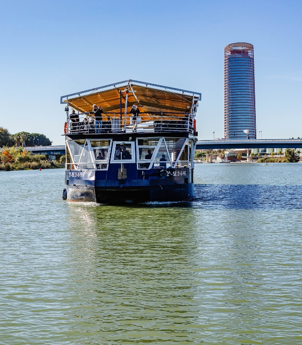 Barco de Cruceros Torre del Oro navegando por el río Guadalquivir