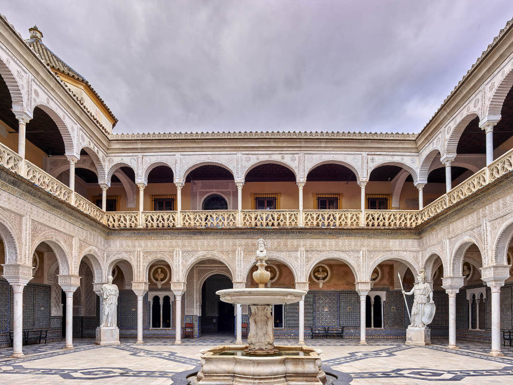 patio principal de la casa de pilatos en sevilla