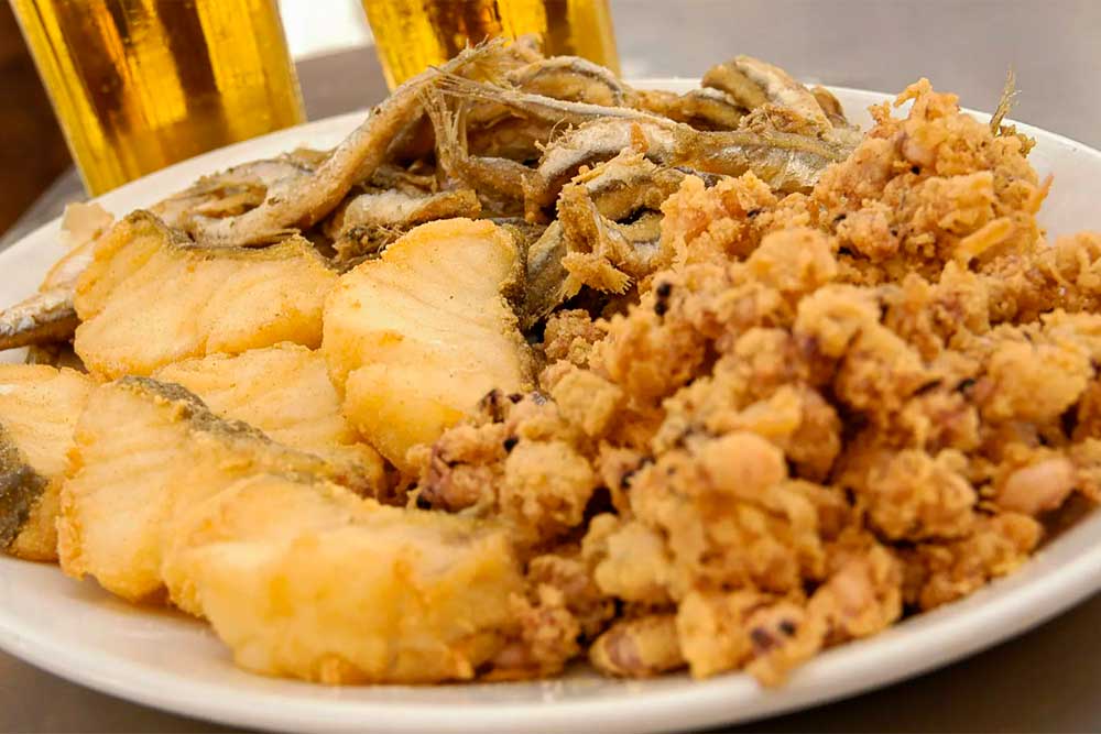pescaito frito tipico de sevilla