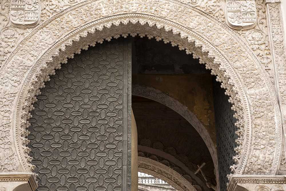 ejemplo de arte gótico en Sevilla, la puerta del perdón de la Catedral