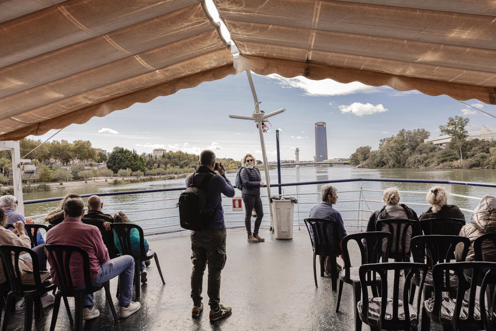 personas haciéndose una foto en un paseo en barco por sevilla