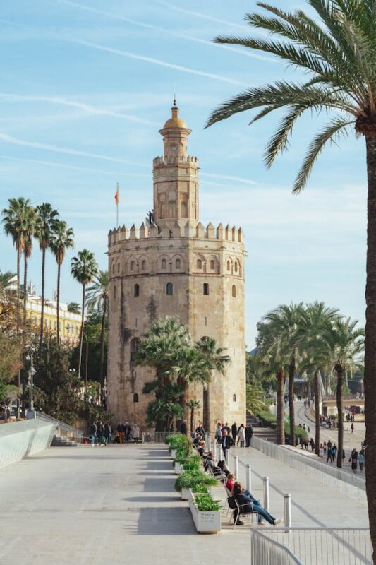 torre del oro en el barrio del arenal