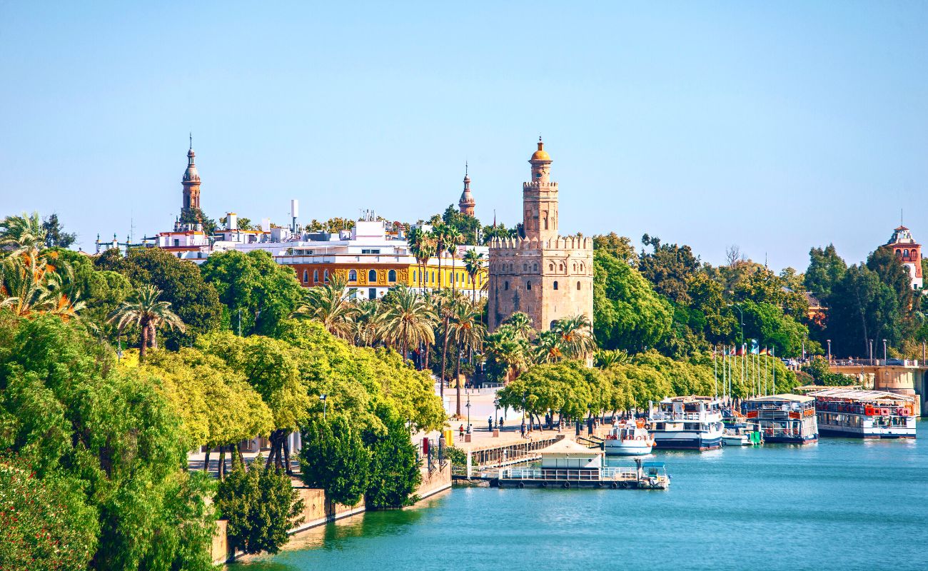 Vista panorámica de la Torre del Oro de Sevilla