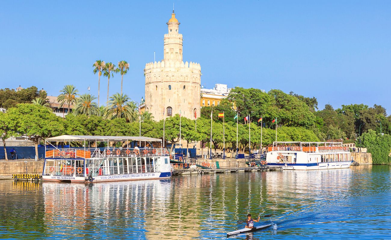 Vista panorámica de la Torre del Oro y el tour crucero por Sevilla