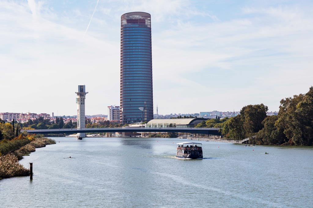 foto de la torre sevilla desde el río