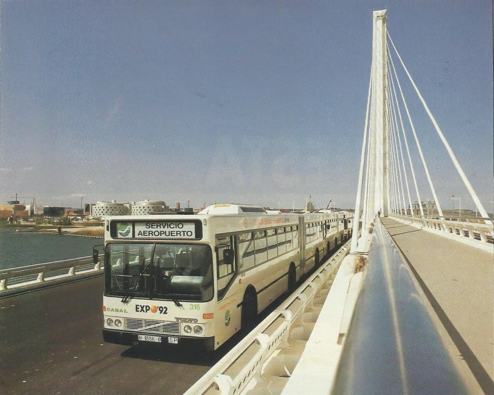 autobus de la expo 92 sobre el puente del alamillo