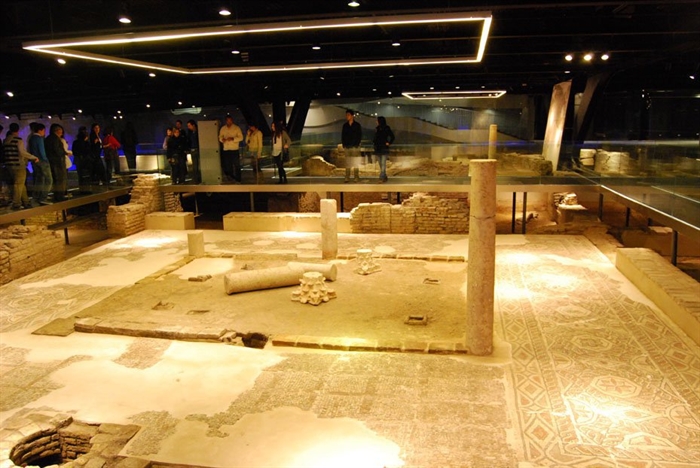 foto del antiquarium de Sevilla con visitantes